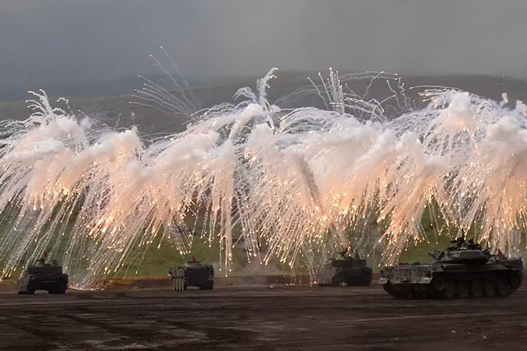 Theo Financial Express, Lực lượng Phòng vệ Nhật Bản (JSDF) vừa bắt đầu đợt tập trận thường niên kéo dài 4 ngày từ hôm 24/8 ngay dưới chân núi Phú Sĩ biểu tượng của nước này. Mặc dù đây là hoạt động quân sự thường niên của JSDF tuy nhiên nó lại diễn ra đúng vào thời điểm căng thẳng trên Bán đảo Triều Tiên vẫn chưa có dấu hiệu hạ nhiệt, và Tokyo muốn thể hiện quan điểm cứng rắn của mình trong vấn đề Triều Tiên. Nguồn ảnh: Financial Express.