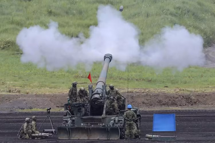 Một đơn vị pháo tự hành hạng nặng 203mm của JSDF khai hỏa. Các đợt tập trận thường niên của JSDF dưới chân núi Phú Sĩ thường được tổ chức tại ngoại vi Higashi Fuji ở Gotemba. Nguồn ảnh: Financial Express.