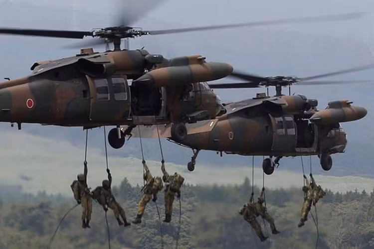 Hình ảnh lực lượng đặc nhiệm JSDF được triển khai từ trực thăng UH-60JA trong cuộc tập trận tại chân núi Phú Sĩ. Nguồn ảnh: Financial Express.