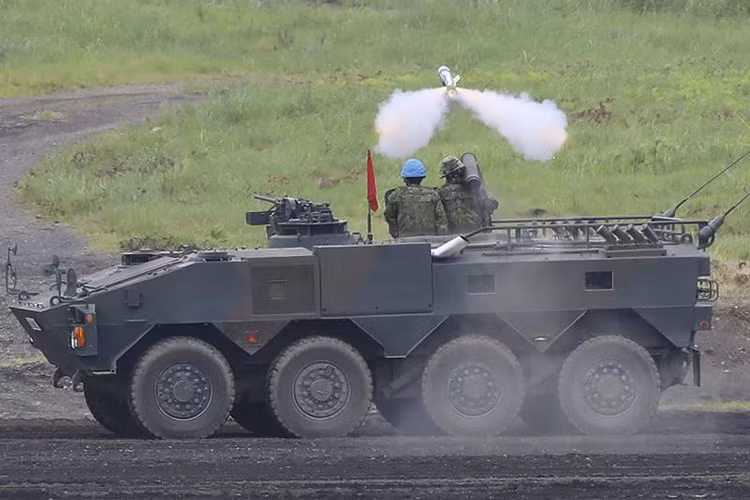 Lính phòng vệ Nhật Bản bắn hạ mục tiêu giả định bằng tên lửa vác vai trên xe bọc thép chở quân Type 96. Được biết hầu hết các loại vũ khí mà JSDF sử dụng đều do Nhật Bản tự sản xuất và họ chỉ nhập khẩu các loại khí tài bị cấm chế tạo theo hiệp ước giải trừ quân bị. Nguồn ảnh: Financial Express.