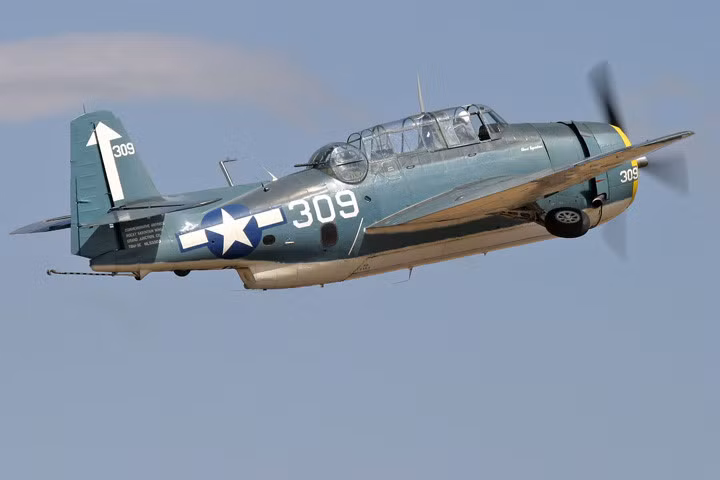 Càng máy bay bắt đầu khép sát vào cánh.Nguồn ảnh: Buckel-Fisher.