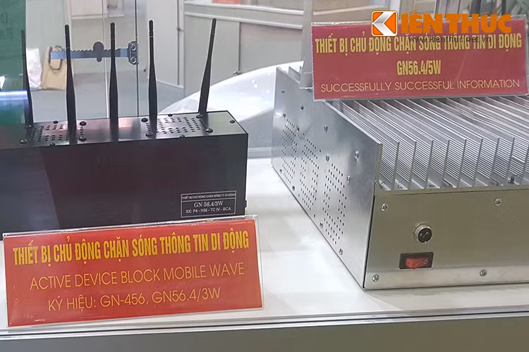 Còn đây là một số thiết bị phá sóng di động do Tổng cục Hậu cần-Kỹ thuật thiết kế chế tạo phục vụ cho các yêu cầu trong nước, với giá thành thấp hơn rất nhiều so với các sản phẩm cùng loại của nước ngoài.