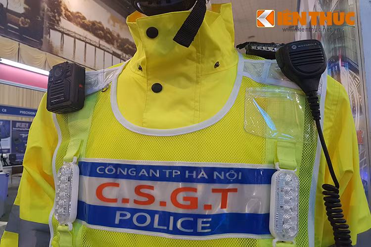 Một mẫu quân trang tiêu chuẩn dành cho lực lượng cảnh sát giao thông được giới thiệu HSE-2017. Ta có thể thấy ngoài bộ đàm liên lạc người chiến sĩ còn được trang bị thêm thiết bị ghi hình hiện trường và một số trang bị hỗ trợ khác.