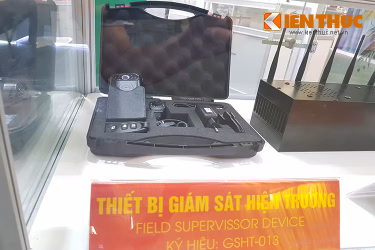 Thiết bị giám sát hiện trường được trang bị cho các chiến sĩ khi thực hiện nhiệm vụ ngoài hiện trường, nó có khả năng ghi video, hình ảnh trong suốt quá trình được triển khai.