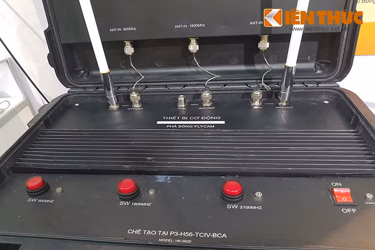 Bảng điều khiển của thiết bị phá sóng flycam trên, nó có thể hoạt động với nhiều tần số khác nhau cho phép đánh chặn nhiều loại flycam khác nhau.