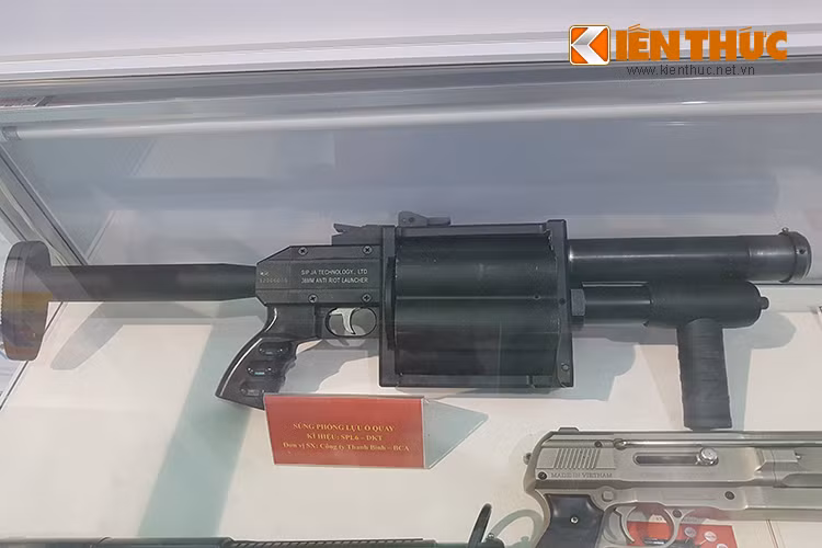 Cận cảnh súng phóng lựu ổ xoay do Tổng cục Hậu cần-Kỹ thuật thiết kế chế tạo, nó có khả năng mang theo cùng lúc 6 quả đạn hỗ trợ bắn nhiều loại đạn khác nhau.