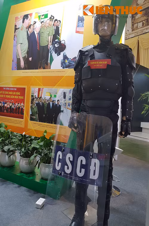 Tham gia triển lãm lần này có khá nhiều công ty an ninh trực thuộc Bộ Công an tham dự, đây là các đơn vị đầu ngành trong việc chế tạo sản xuất cũng như cung cấp các dòng sản phẩm quân trang, quân dụng và khí tài trong lĩnh vực an ninh. Trong ảnh là quân trang tiêu chuẩn trong nhiệm vụ chống bạo động của một chiến sĩ cảnh sát cơ động được giới thiệu tại gian hàng của Tổng cục Hậu cần-Kỹ thuật, Bộ Công an.
