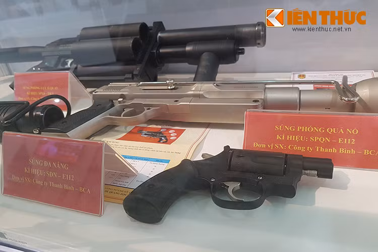 Còn đây là mẫu súng ngắn đa năng E112 do Công ty Thanh Bình – BCA chế tạo, đây cũng là đơn vị sản xuất mẫu súng phóng lựu ổ xoay.
