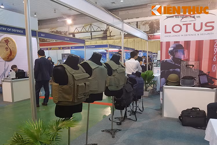 Là một triển lãm an ninh quốc tế thường niên, HSE-2017 có khoảng 80 gian hàng trưng bày của 60 đơn vị trưng bày đến từ các quốc gia hàng đầu thế giới trong lĩnh vực an ninh, quốc phòng. Đây cũng là cơ hội tốt để các đối tác nước ngoài và Việt Nam tăng cường hợp tác, chia sẻ kinh nghiệm, chuyển giao công nghệ theo từng lĩnh vực an ninh mà cả hai bên cùng quan tâm. Trong ảnh là một gian trưng bày giáo giáp chống đạn của công ty Lotus.