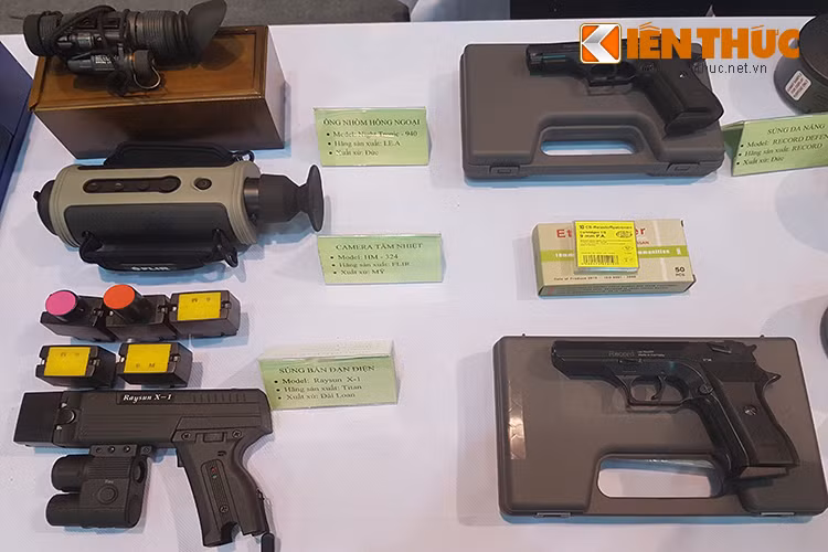 Trong hình là một số mẫu khí tài và dòng sản phẩm chính của công ty BCA – Thăng Long thuộc Bộ Công an giới thiệu tại HSE-2017. Hầu hết các sản phẩm trên đều được nhập khẩu, tuy nhiên chúng chỉ là các mẫu vũ khí phòng vệ không có khả năng gây sát thương.