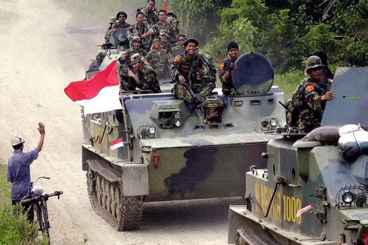 Dù hiện tại Indonesia đang định loại biên BTR-50 nhưng trong tương lai gần nó vẫn là mẫu xe bọc thép lội nước hiệu quả, phù hợp với tác chiến đổ bộ trên biển hoặc các khu vực xung đột có quy mô hạn chế. Nguồn ảnh: defense studies.