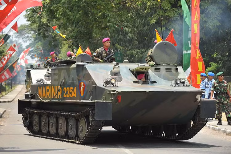 Ngoài Việt Nam, một quốc gia Đông Nam Á khác đang sử dụng BTR-50 khá hiệu quả là Indonesia, phục vụ chủ yếu trong lực lượng lính thủy đánh bộ nước này như một mẫu xe bọc thép lội nước. Nguồn ảnh: defense studies.