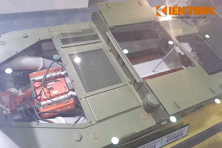 Cũng theo Minotor Service, hệ thống động cơ diesel mới trên BTR-50PKM có công suất 300 mã lực vượt trội hơn động cơ diesel V-6 có công suất 240 mã lực trên BTR-50PK, cho phép xe di chuyển với vận tốc tối đa hơn 65km/h với mức tiêu thụ nhiên liệu giảm hơn 50% so với động cơ cũ.