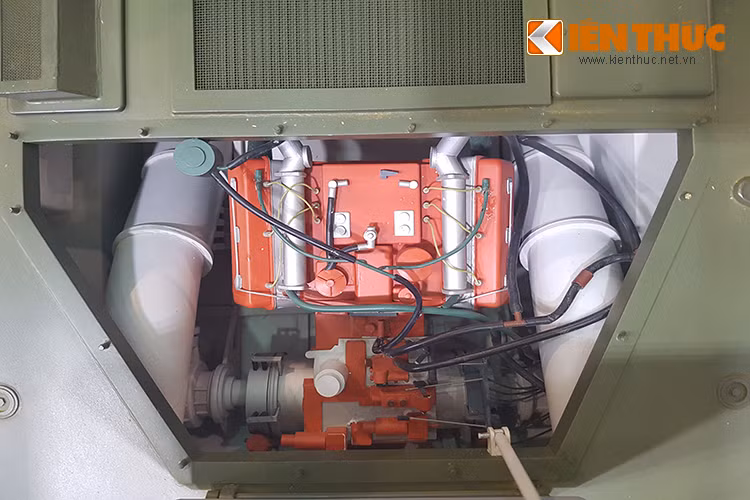 Cận cảnh mô hình động cơ mới trên BTR-50PKM được giới thiệu tại HSE-2017.