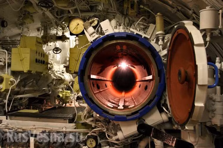 Một số chuyên gia phân tích quân sự cho rằng, Status-6 thực tế là sự kế thừa của các dự án từ thời Liên Xô và một trong số đó là mẫu ngư lôi tấn công hạt nhân T-15 có khả năng mang theo đầu đạn hạt nhân có sức công phá lên đến 100 megaton. Tuy nhiên với công nghệ của Liên Xô khi đó T-15 hoàn toàn không khả thi và nó cần tới một nguồn năng lượng cực lớn để hoạt động nếu không tầm hoạt động bằng pin nhiên liệu của nó chỉ có thể đạt 30km. Hình ảnh được cho là ống phóng dùng để triển khai Status-6 trên Project 09852 Nguồn ảnh: HI Sutton.