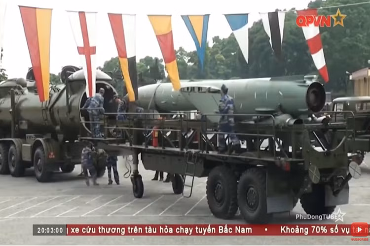 Ngoài ra để tổ hợp tên lửa phát huy tốt tính năng kỹ chiến thuật, thì việc lắp ráp kiểm tra tình trạng kỹ thuật của đạn tên lửa cần được thực hiện đầu tiên, theo đó toàn bộ các bộ phận cấu thành đạn tên lửa đều sẽ phải trải qua ít nhất 6 bài kiểm tra mới có thể đánh giá được chính xác tình trạng kỹ thuật của tên lửa đó. Nguồn ảnh: QPVN.