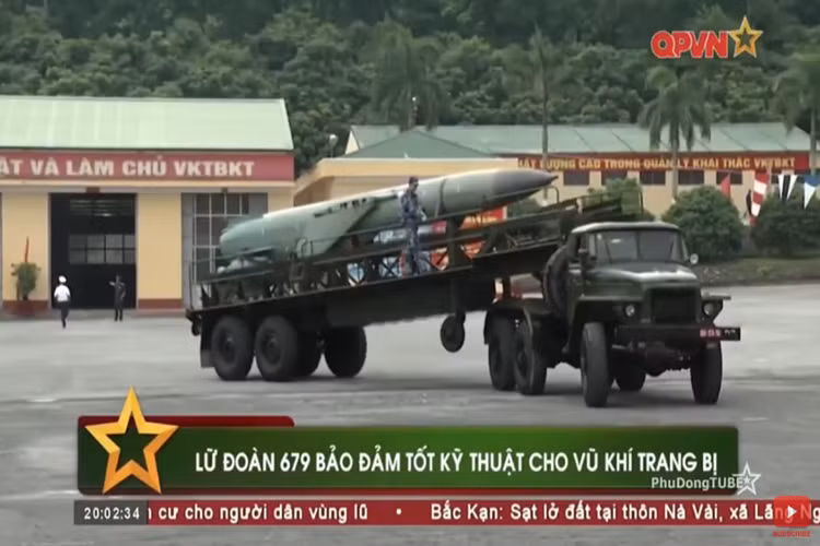 Để nâng cao chất lượng công tác kỹ thuật, duy trì khả năng sẵn sàng chiến đấu, trong thời gian qua Lữ đoàn tên lửa 679 thuộc binh chủng hải quân đã có nhiều giải pháp cải tiến kỹ thuật đối với các loại tên lửa đặc chủng mà đơn vị được trang bị. Nổi bật nhất trong số đó có P-35B đạn tên lửa đất đối hải của tổ hợp tên lửa phòng thủ bờ biển tầm xa 4K44B Redut. Nguồn ảnh: QPVN.