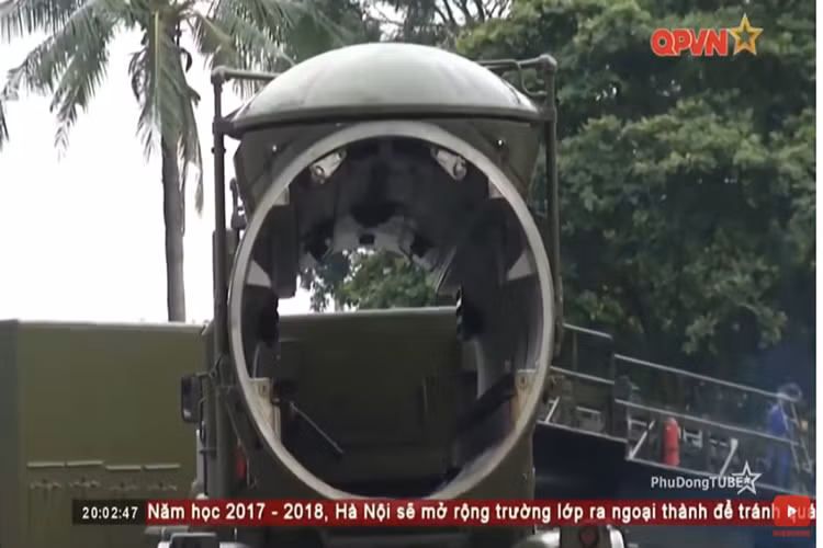 Nội dung huấn luyện thực hành nạp đạn tên lửa P-35B vào xe bệ phóng của 4K44B Redut đóng vai trò rất quan trọng đối với việc vận hành tác chiến sẵn sàng chiến đấu của tổ hợp này. Yêu cầu đặt ra cho mỗi trắc thủ vận hành nạp đạn P-35B là phải thao tác nhanh, chính xác, đúng quy trình và đảm bảo an toàn tuyệt đối. Nguồn ảnh: QPVN.