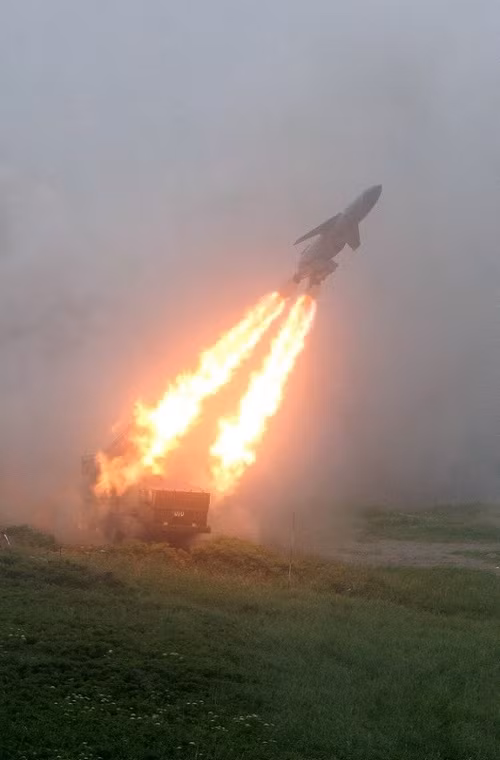 Ước tính, trọng lượng mỗi quả tên lửa hành trình chống hạm P-35B có trọng lượng lên tới 5 tấn, dài 10,2m, đường kính thân đến 0,98m, sải cánh 5m. Phần đầu tên lửa (trong ảnh) được trang bị radar chủ động kích hoạt ở pha cuối tiếp cận mục tiêu. Trong ảnh là một quả đạn P-35B trong giai đoạn đầu sau khi rời bệ phóng. Nguồn ảnh: russianarms.ru.