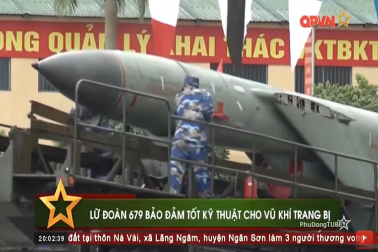 Theo đó để củng cố nâng cao sức mạnh của tổ hợp tên lửa đất đối hải, Lữ đoàn 679 đã tập trung vào quản lý và khai thác tốt các loại vũ khí trang bị kỹ thuật. Nhất là trong huấn luyện vận hành các loại tên lửa đặc chủng như P-35B, và một trong những nội dụng quan trọng đối với tổ hợp tên lửa này chính là nạp và tái nạp đạn. Nguồn ảnh: QPVN.