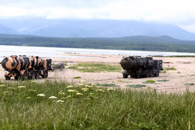 Theo dữ liệu Viện Nghiên cứu Hòa bình Quốc tế Stockhom (SIPRI), năm 1980 Liên Xô đã viện trợ cho Việt Nam một hệ thống tên lửa phòng thủ bờ biển tầm xa 4K44B Redut (NATO định danh là SS-C-1B Sepal) cùng 25 quả đạn tên lửa hành trình chống hạm P-35B. Khi đó, Việt Nam là quốc gia duy nhất ở châu Á sở hữu hệ thống vũ khí diệt hạm này. Nguồn ảnh: russianarms.ru.