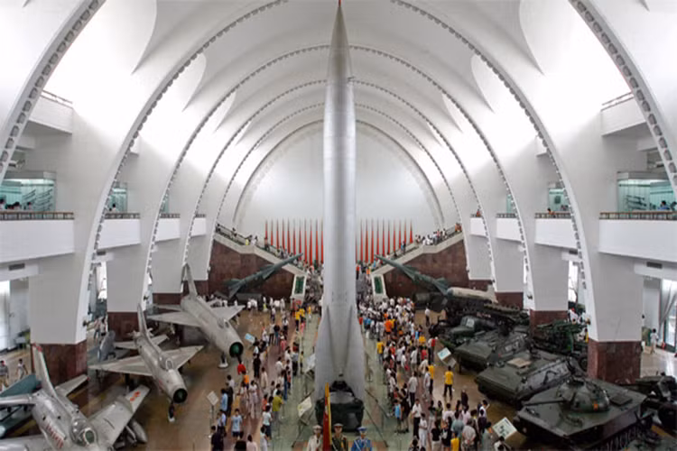 Giai đoạn hợp tác trong phát triển công nghệ vũ khí hạt nhân lẫn tên lửa giữa Trung Quốc và Liên Xô bắt đầu từ những năm 1950 nhưng nhanh chóng kết thúc trong năm 1960. Mặc dù vậy Trung Quốc đã kịp tiếp nhận hầu hết những tài liệu quan trọng phục vụ cho quá trình phát triển vũ khí hạt nhân của mình. Nguồn ảnh: CNN.com.