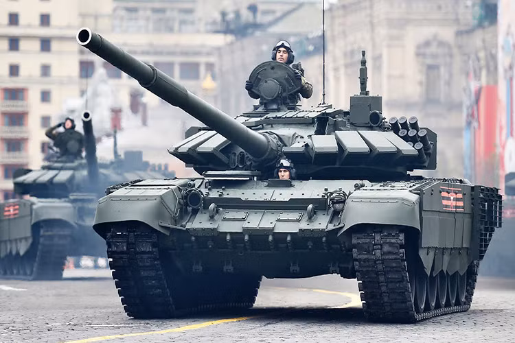 Việc Quân đội Nga chỉ cho T-72B3M xuất hiện tại lễ duyệt binh vào tháng 5 mà không có T-90 một phần nào đó đã nói lên điều mà họ muốn làm với biến thể T-72 này. Và không hề quá lời nếu nói rằng T-72B3M sẽ là lực lượng nòng cốt trong các đơn vị bộ binh cơ giới Nga trong tương lai gần. Trong khi UVZ hoàn thiện mẫu xe tăng chiến đấu tương lai T-14 Armata và các biến thể của nó. Nguồn ảnh: Dawn.