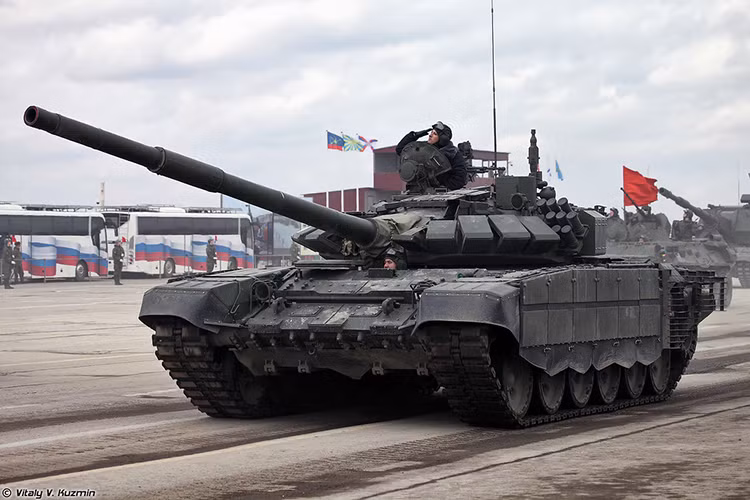 Hệ thống vũ khí chính trên T-72B3M vẫn được giữ nguyên như người tiền nhiệm của mình với pháo nóng trơn 125mm 2A46M-5 có khả năng bắn tên lửa chống tăng dẫn đường qua nòng pháo chính, cùng với đó là súng máy đồng trục 7.62mm PKT và súng phòng không 12.7mm NSVT. Nguồn ảnh: Vitaly Kuzmin.