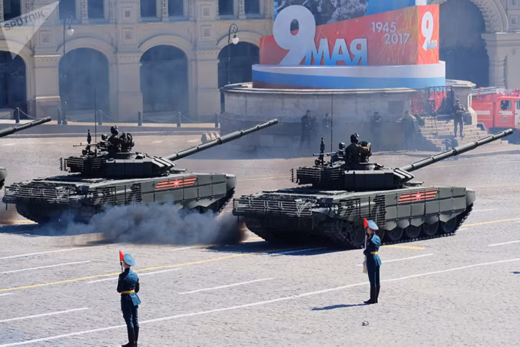 Hình ảnh đầu tiên về T-72B3M xuất hiện tại lễ duyệt binh mừng Ngày Chiến thắng phát xít tại Moscow vào tháng 5 năm nay, ngay lập tức nó dành được sự chú ý đặc biệt từ các chuyên gia phân tích quân sự. Với sự thay đổi khá lớn trong thiết kế T-72B3M ngày càng trở nên chắc chắn hơn hay cả khi nó không được trang bị bất kỳ hệ thống phòng vệ chủ động nào. Nguồn ảnh: ridus.ru.