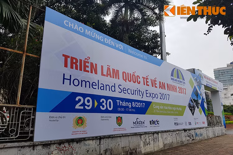 Diễn ra từ ngày 29 - 30/8/2017 tại Trung tâm triển lãm Quốc tế Hà Nội, Triển lãm Quốc tế về An ninh 2017 là một trong những hoạt động triển lãm an ninh thường niên do Tổng cục Hậu cần - Kỹ thuật, Bộ Công An phối hợp cùng Công ty TNHH EIFEC tổ chức dưới sự chỉ đạo trực tiếp của Bộ Công An. Triển lãm Quốc tế về An ninh năm nay có sự tham gia của nhiều công ty an ninh, công nghệ và quân sự đến từ trong và ngoài nước với các phương tiện, giải pháp kỹ thuật áp dụng trong ngành an ninh, cảnh sát, phòng vệ dân sự, và cả cứu hộ cứu nạn.