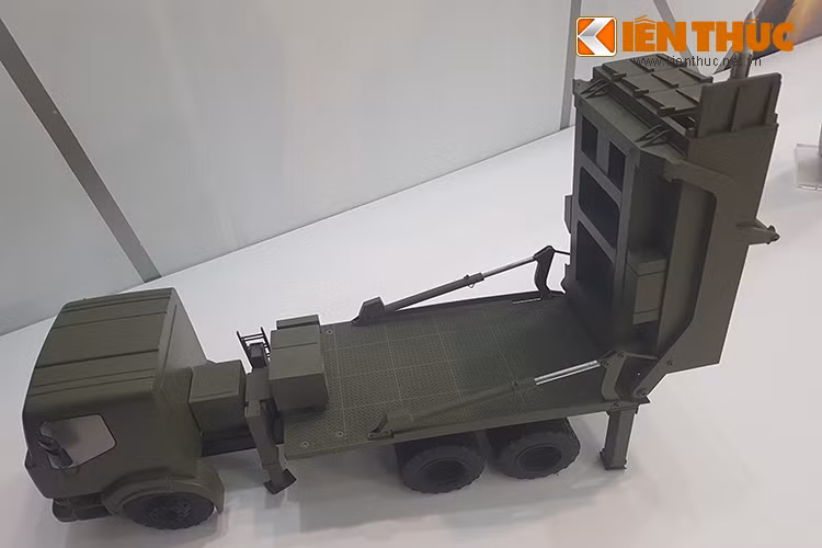 Trong ảnh là mô hình của tổ hợp tên lửa phòng không VL MICA được MBDA trưng bày tại Triển lãm Quốc tế về An ninh.