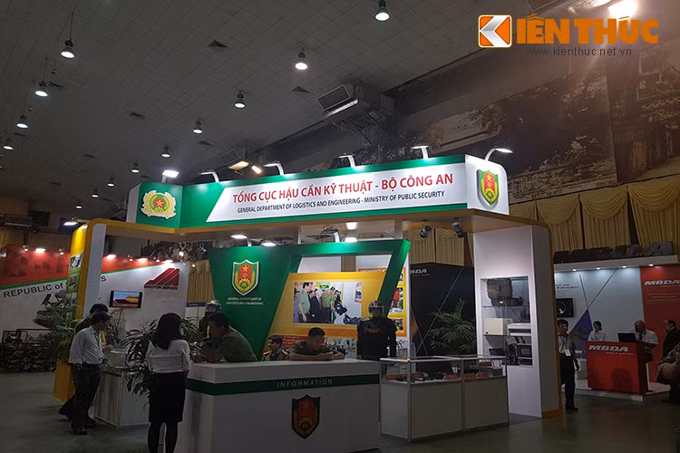 Tham gia triển lãm có 80 gian trưng bày của 60 đơn vị trưng bày đến từ các quốc gia hàng đầu thế giới trong lĩnh vực an ninh, quốc phòng như: Nga, Mỹ, Pháp, Ấn Độ, Nam Phi, Anh, Hàn Quốc, Luthiana, Czech, Ukraina, Belarus, Bulgaria, Singapore, Israel, Italia, HongKong, UAE và Việt Nam. Trong ảnh là gian trưng bày của Tổng cục Hậu cần - Kỹ thuật thuộc Bộ Công An.