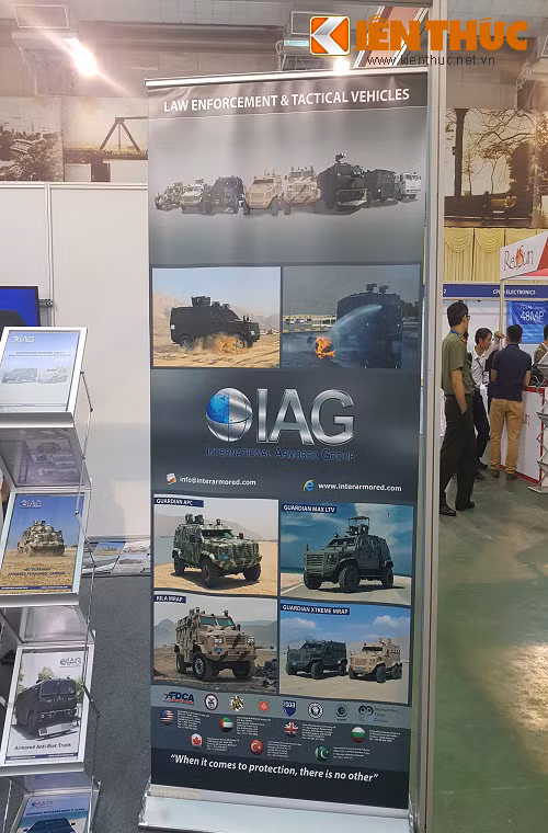 Một góc gian trưng bày của công ty International Armored Group chuyên chế tạo các dòng xe bọc thép chuyên dụng của UAE, hiện tại Việt Nam cũng đang sở hữu một số lượng nhỏ xe bọc thép Guardian do IAG chế tạo.