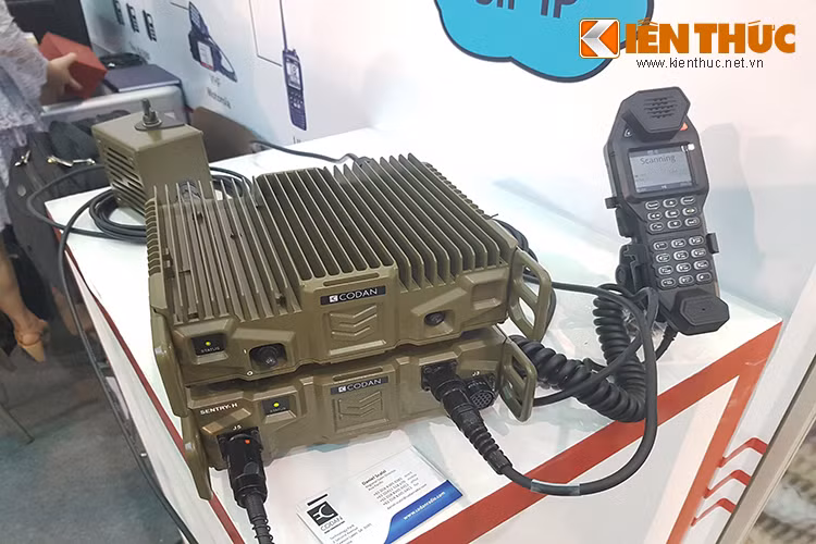 Thiết bị liên lạc vô tuyến chuyên dụng của công ty Codan, Australia.