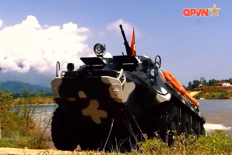 Xe bọc thép chở quân BTR-60PB là biến thể phổ biến nhất của dòng BTR-60, nó được thiết kế từ năm 1955. Có hơn 26.000 chiếc BTR-60 được sản xuất ở Liên Xô và Romania, xuất khẩu tới hàng chục quốc gia (gồm cả Việt Nam – được Liên Xô viện trợ từ năm 1973). Nguồn ảnh: QPVN.