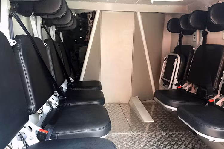 Thiết kế này không thực sự mới nhưng nó cho thấy sự thay đổi về mặt thiết kế chung của các dòng xe bọc thép tương lai do Nga phát triển. Từ sự thay đổi đó Việt Nam cũng cần có những hướng đi mới để hiện đại hóa các dòng BTR của mình đang có trong biên chế. Trong ảnh là khoang chở quân bên trong BTR-87 với sức chứa khoảng 8 binh sĩ cùng đầy đủ trang bị. Nguồn ảnh: RT.