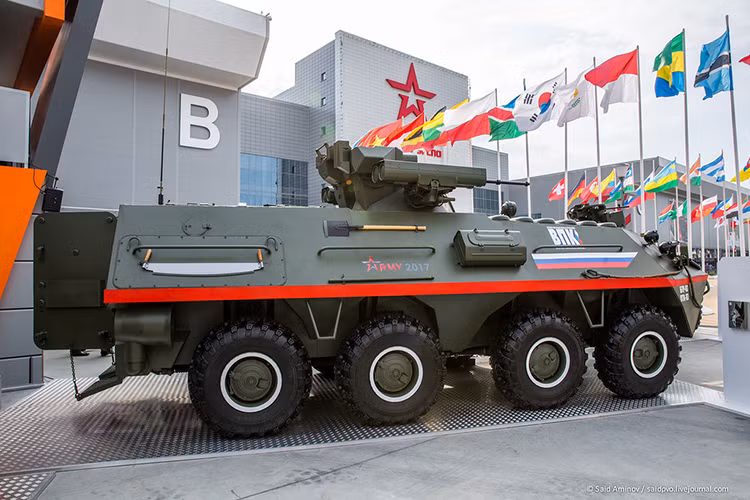 Theo đó tổ hợp vũ khí tự động MB2 trên BTR-87 ngoài pháo tự động 30mm 2A72 và súng máy đồng trục 7,62mm PKTM nó còn được trang bị thêm bốn tên lửa chống tăng dẫn đường 9M133 Kornet. Như vậy sức mạnh hỏa lực trên BTR-87 đã được cải thiện đáng kể, cho phép nó tấn công được nhiều loại mục tiêu hơn. Nguồn ảnh: rg.ru.