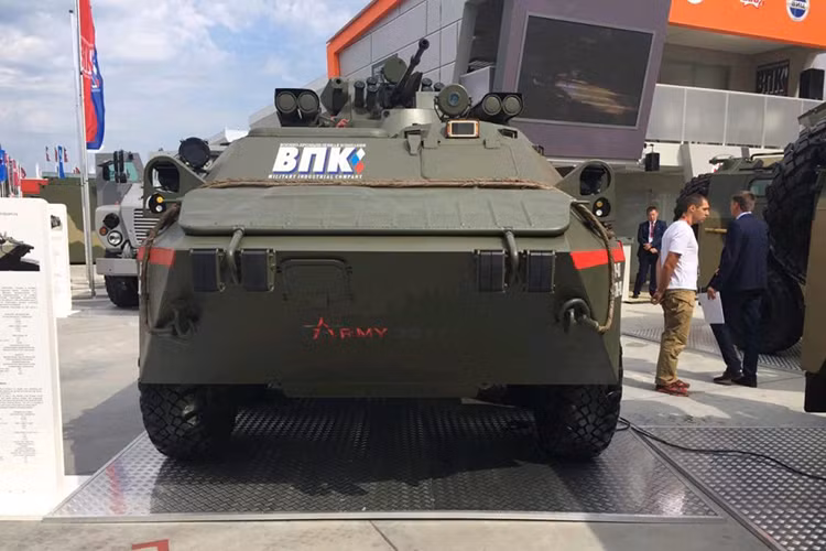 Như đã nói ở trên hệ thống động cơ của BTR-87 được đặt ra phía trước ngay cạnh vị trí của lái xe, nhưng trọng lượng xe cũng không thay đổi quá nhiều vẫn 16 tấn. Với hệ thống động cơ mới có công suất 312 mã lực, BTR-87 có thể di chuyển với vận tốc lên đến 90km/h trên địa hình bằng phẳng hoặc 10km/h khi di chuyển dưới nước. Nguồn ảnh: rg.ru.