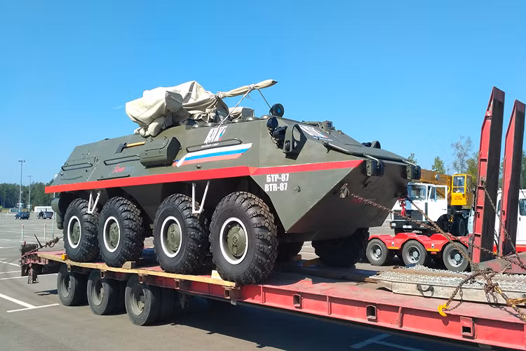 Một trong số đó có thể kể tới biến thể nâng cấp của dòng xe bọc thép chở quân BTR-82A là BTR-87, lần đầu tiên được giới thiệu tại Diễn đàn quân sự quốc tế Army-2017. BTR-87 sở hữu một loạt các cải tiến đáng kể so với các dòng BTR truyền thống trước đây của Liên Xô và Nga sau này, khi nó đã giải quyết được hầu hết các nhược điểm cố hữu trên BTR. Nguồn ảnh: RT.