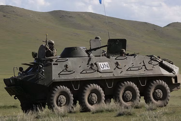 BTR-60PB nặng từ 10,2-10,3 tấn, dài 7,22m, rộng 2,83m, cao 2,42m, bọc lớp giáp thép mỏng chỉ chống được đạn cỡ 7,62mm (bắn cách 100m hoặc xa hơn) và mảnh đạn pháo. Nhìn chung, nhiệm vụ của BTR-60PB là chở quân trên chiến trường, không phải là chiến đấu trực tiếp, nên khó đòi hỏi cao về hỏa lực, giáp. Nguồn ảnh: Wikimedia.