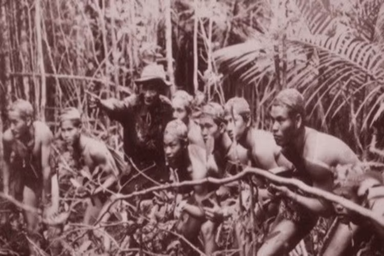 Đó chính là nhận định trong bài viết mới đây được đăng trên tạp chí National Interest của Mỹ, khi họ thừa nhận nể phục cách đánh sáng tạo của Đặc công Việt Nam trong Chiến tranh Việt Nam. Ngay cả khi mục tiêu là một tàu sân bay nặng tới 9.800 tấn của Hải quân Mỹ. Trong ảnh là Bộ đội đặc công rừng Sác trong kháng chiến chống Mỹ. Nguồn ảnh: CAND.