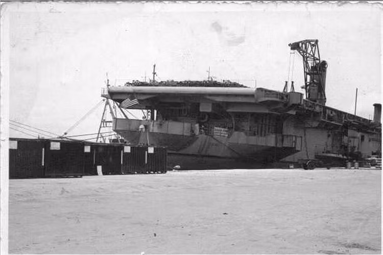 Trận đánh trên đã gây chấn động Sài Gòn và thế giới khi đó, sức công phá của bom không chỉ khiến một phần của USNS Card bị chìm mà còn làm 5 thủy thủ Mỹ thiệt mạng. Việc đánh chìm tàu USNS Card là một chiến thắng vang dội của đặc công Việt Nam đánh thẳng trực tiếp vào sự kiêu ngạo của đội quân nhà nghề của Mỹ, góp một phần vào chiến thắng chung của quân và dân miền Nam trong Kháng chiến chống Mỹ. Hình ảnh tàu USNS Card nghiêng hẳn sang bên phải sau vụ tấn công trong đêm 2/5/1964. Nguồn ảnh: Flickr.