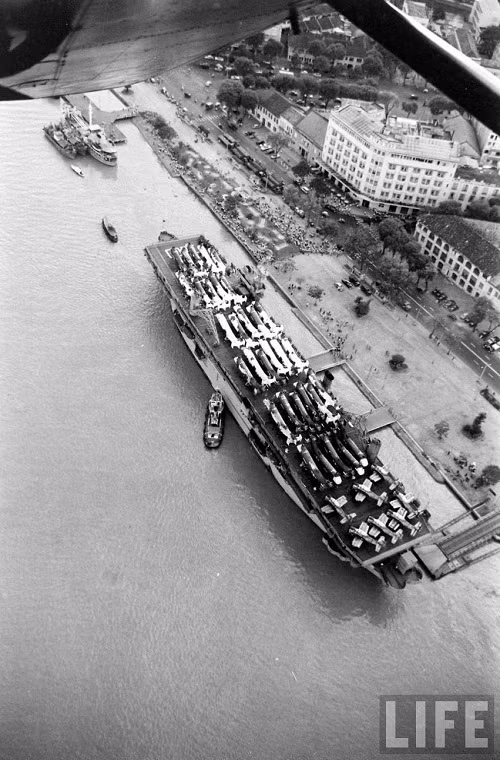 Hình ảnh USNS Card chở theo trực thăng quân sự cập cảng Sài Gòn trong năm 1962. Nguồn ảnh: Life.