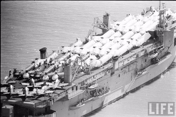 Quay lại diễn biến trận đánh này, trong đêm 2/5/1964 sau khi dành nhiều giờ đồng hồ qua mặt lính gác và tiếp cận được USNS Card cả hai chiến sĩ biệt động Sài Gòn bắt đầu gắn bom vào thân tàu ngay trên mực nước biển gần đáy tàu và động cơ phía mạn phải tàu. Đến 2 giờ sáng hai chiến sĩ biệt động đã cài xong quả bom và rút về an toàn, đến khoảng 3 giờ thì quả bom phát nổ. Hình ảnh tàu USNS Card trước khi bị đánh chìm khi còn đang ở cảng Sài Gòn vào năm 1962. Nguồn ảnh: Life