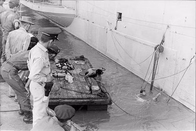 Sau sự việc trên phía Mỹ luôn tìm cách giấu nhẹm việc USNS Card bị đánh chìm và tuyên bố với công chúng là tàu chỉ bị hư hỏng sau vụ tấn công. Và đầu tiên trong lịch sử quân sự thế giới một tàu sân bay bị đánh chìm bởi chính bàn tay con người thay vì các loại vũ khí tối tân hiện đại. Nguồn ảnh: Flickr.