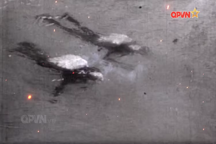 Vào nửa đêm rạng sáng này 2/5/1964, hai chiến sĩ biệt động Sài Gòn là Lâm Sơn Náo và Nguyễn Phú Hùng đã bơi từ một đường cống dẫn ra cảng Sài Gòn, mỗi người mang theo gần 90 kg chất nổ mạnh và các bộ phận cần thiết để tạo ra hai quả bom hẹn giờ. Mục tiêu của họ là tàu lớn nhất của Mỹ ở cảng Sài Gòn, tàu USNS Card. Ảnh tư liệu tham khảo. Nguồn ảnh: QPVN.