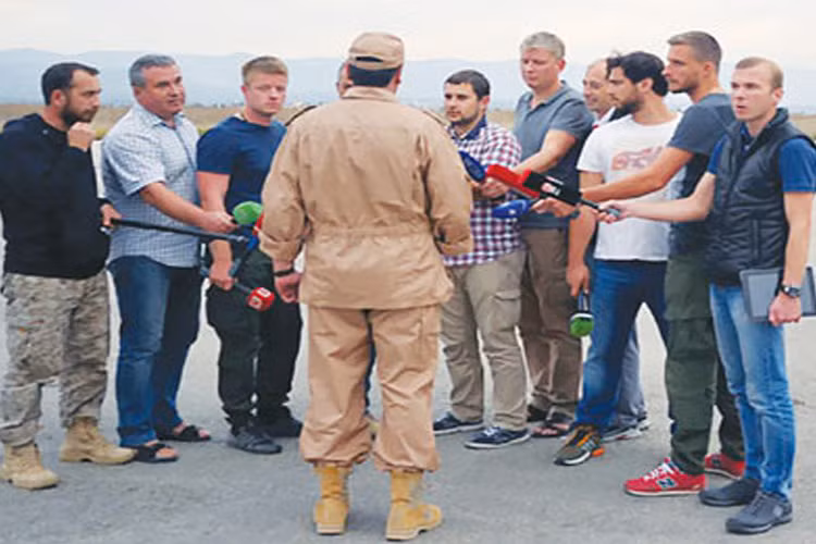 Phi công Konstantin Murakhtin kể với cákeernhaf báo về vụ việc xảy ra.