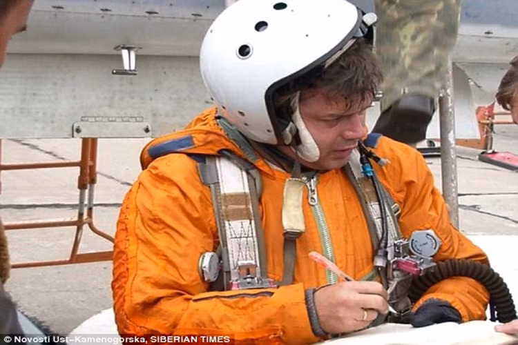 Và người Nga mất đi một phi công tài năng - Oleg Peskov. Anh bị bắn chết khi đang nhảy dù.