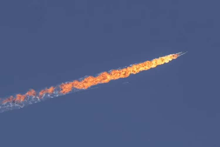 Cuồng lửa kéo dài trên bầu trời khi chiếc Su-24 của Nga bị Thổ Nhĩ Kỳ bắn cháy.