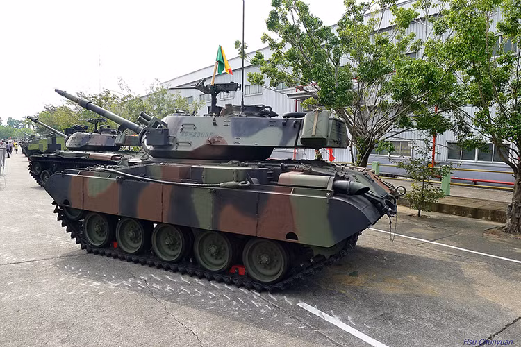 Về trang thiết bị điện tử, M41D cũng được trang bị lại thiết bị liên lạc vô tuyến điện, hệ thống kính ngắm ảnh nhiệt cho kíp chiến đấu, còn kíp chiến đấu của M41D vẫn giữ nguyên 4 người. Nguồn ảnh: zona-militar.